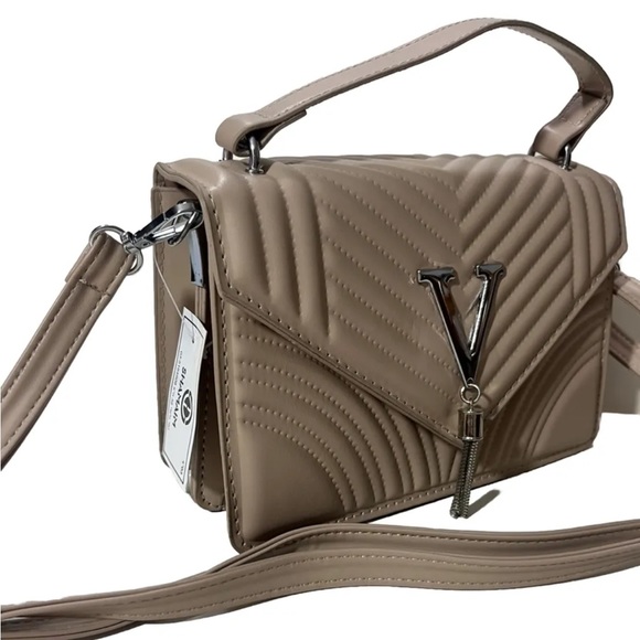Women’s quilted crossbody bag with V chain beige color - Picture 1 of 4
